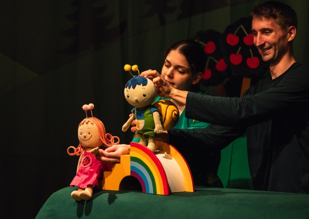 Bogyó és Babóca – Bogyó és Babóca a szivárványhídon, mögöttük két bábjátékos