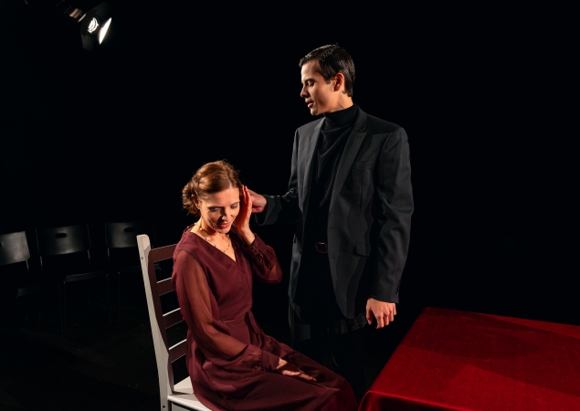 Tartuffe – jelenet a Kolibri Pince előadásából